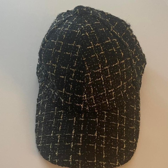 Accessories - Wonderly tweed cap Black and gold adjustable cap.